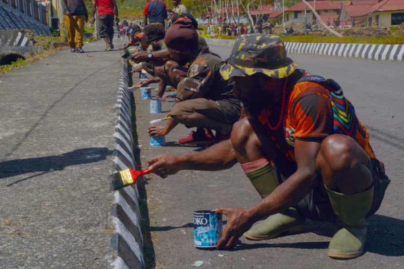 12 OKP Puncak Jaya Bersatu Lakukan Pengecatan Jalan Protokol Kota Mulia