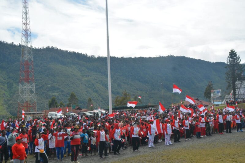 Bupati Yuni Wonda Pimpin Kirab Merah Putih Raksasa, Warga Puncak Jaya Tumpah Ruah