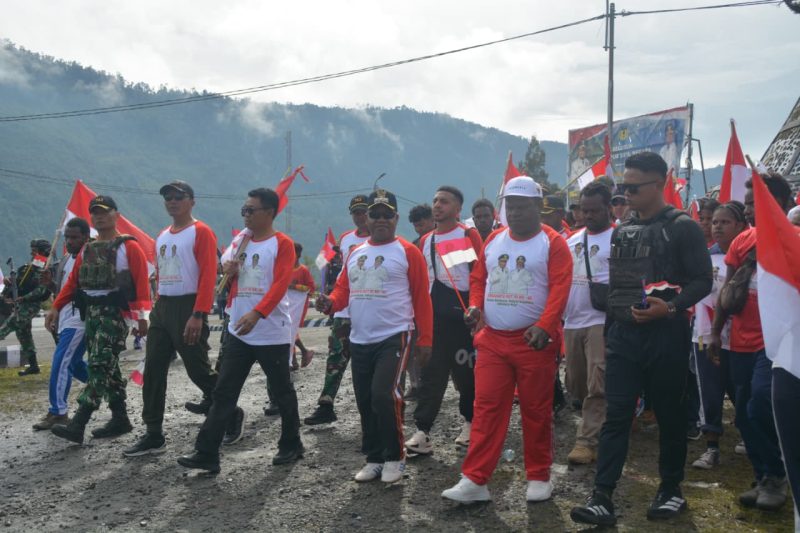 Merah Putih Membentang di Langit Puncak Jaya: Ribuan Warga Ikuti Kirab Kemerdekaan