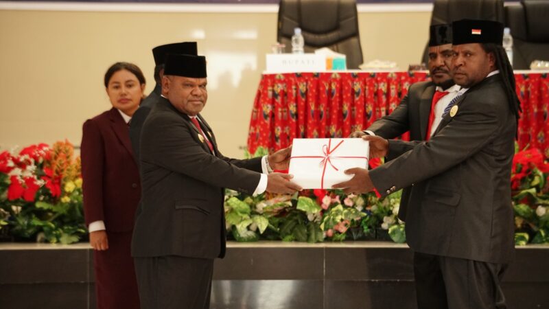 Pemkab Puncak Jaya Serahkan Raperda Perubahan APBD Tahun Anggaran 2025