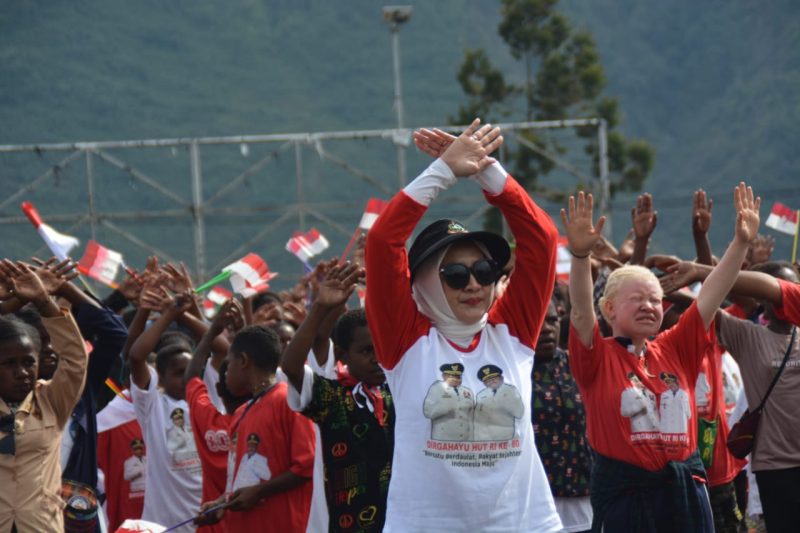 Persit Kartika Chandra Kirana Turut Semarakkan Kirab Merah Putih di Puncak Jaya