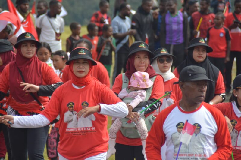 Persit Kodim 1714/PJ Tunjukkan Cinta Tanah Air Lewat Jalan Santai dan Senam Sehat